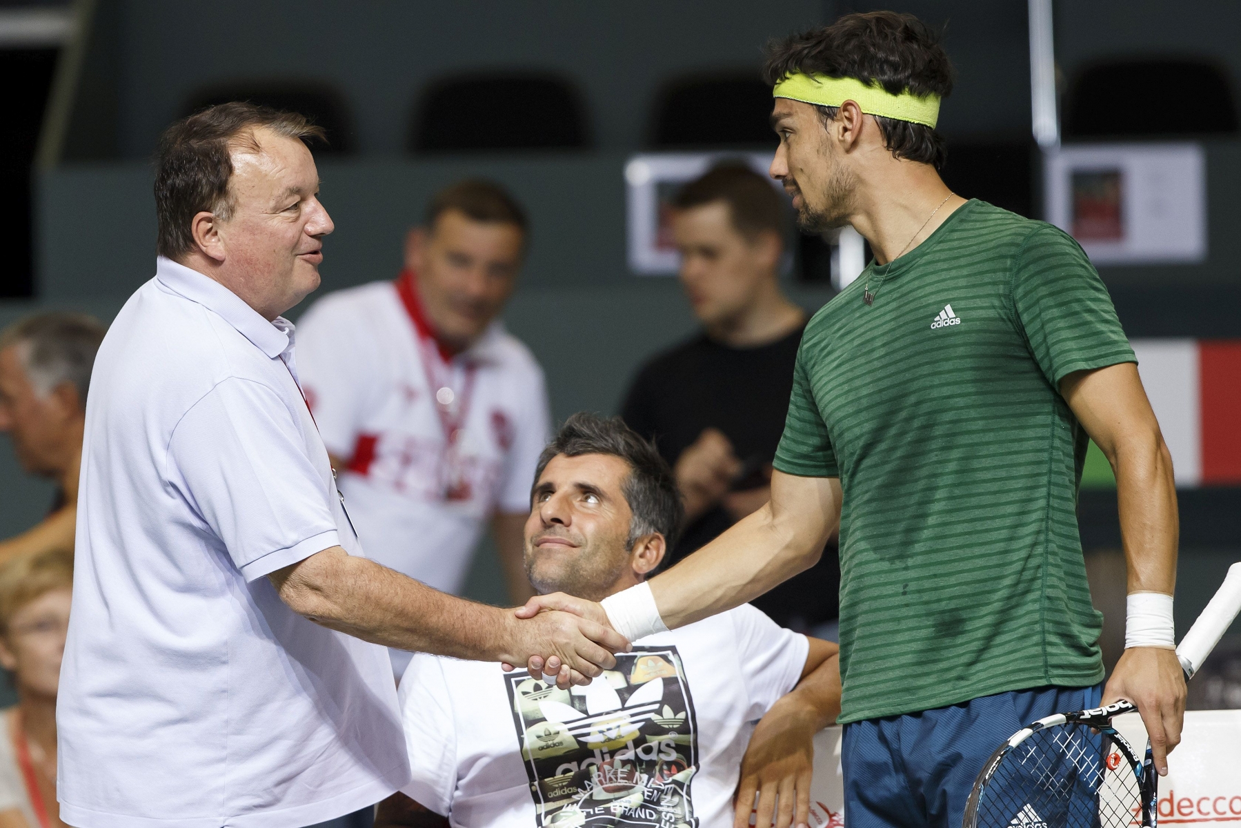Le président de Swiss Tennis René Stammbach, à gauche, serrant la main à l'Italien Fabio Fognini.