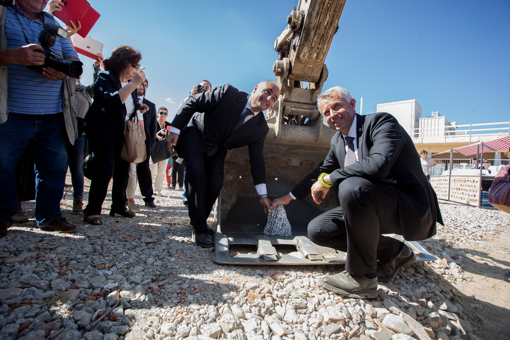 Nicolas Bideau, directeur de Présence suisse et le constructeur Emanuele Rossetti ont posé vendredi la première pierre du pavillon suisse.