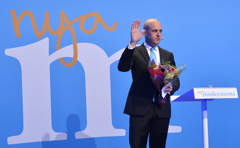 Fredrik Reinfeldt, défait, démissionne logiquement de son poste de premier ministre.