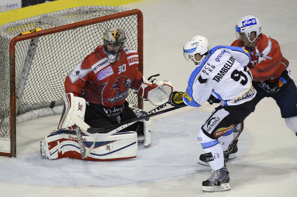 Le joueur Fribourgeois Jeff Tambellini face aux Neuchâtelois Yannick Wildhaber (gardien) et Damien Franzin. Gottéron a eu largement le dessus ce soir à la patinoir du Littoral. 