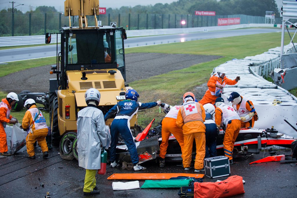 La Marussia du pilote s'est encastrée sous un engin élévateur.