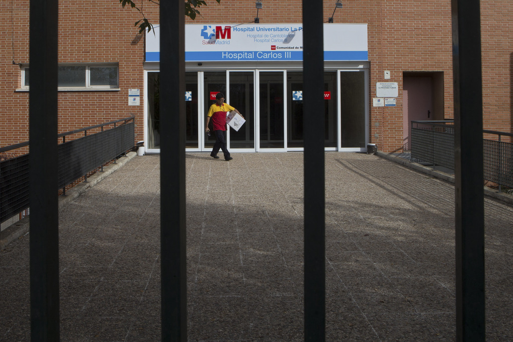 L'infirmière est traitée à l'hôpital Carlos III de Madrid, en Espagne.