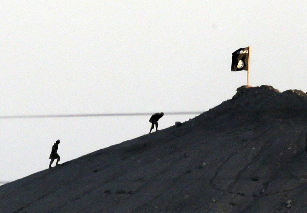 Le drapeau de l'Etat islamique flotte sur une colline située à l'est de Kobané.