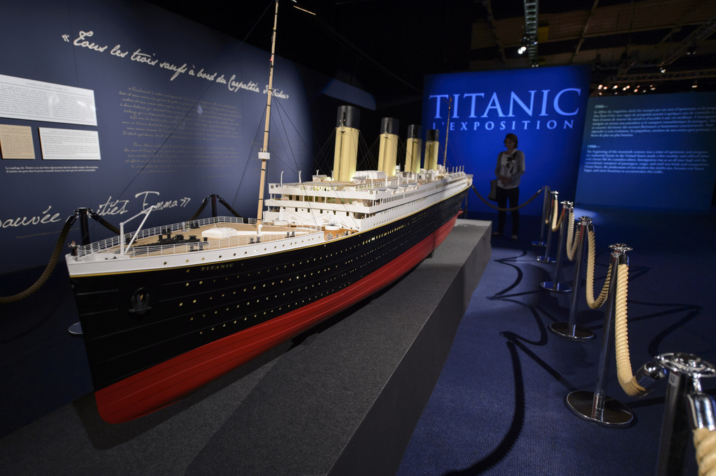 Un personne observe la maquette du bateau le Titanic, lors d'une presentation a la presse de l'exposition sur le Titanic, ce jeudi 9 octobre 2014 a Palexpo Geneve. Le Titanic jette l'ancre a Geneve qui accueille pour la premiere fois en Suisse 280 objets authentiques remontes de l'epave du Titanic. Vue par plus de 25 millions de visiteurs dans le monde, cette exposition propose un voyage inedit dans l'histoire du plus grand et du plus luxueux navire de son epoque. Dans le cadre de cet evenement, on peut decouvrir l'exposition Les Suisses a bord et la destinee des 27 passagers et membres d'equipage suisses presents a bord du Titanic. L'exposition dure du 10 octobre au 21 decembre 2014. (KEYSTONE/Martial Trezzini)