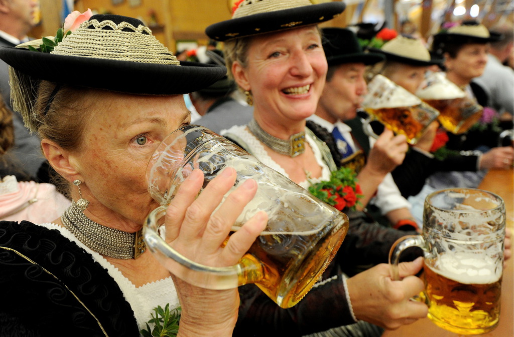 Frauen in traditioneller Kleidung trinken am Sonntag (19.09.10) in Muenchen (Bayern) auf der Theresienwiese beim 200. Oktoberfest im Braeuroslzelt Bier. Das Oktoberfest 2010 findet in diesem Jahr zum 177. Mal statt, ausgefallen ist es in den vergangenen 200 Jahren nur wegen Cholera-Epidemien oder Kriegen. (zu dapd-Text) Foto: Oliver Lang/dapd