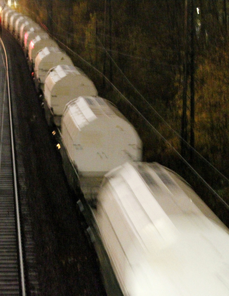 C'est dans des wagons semblables à ceux-ci, ultra-sécurisés, que le chargement est transporté.