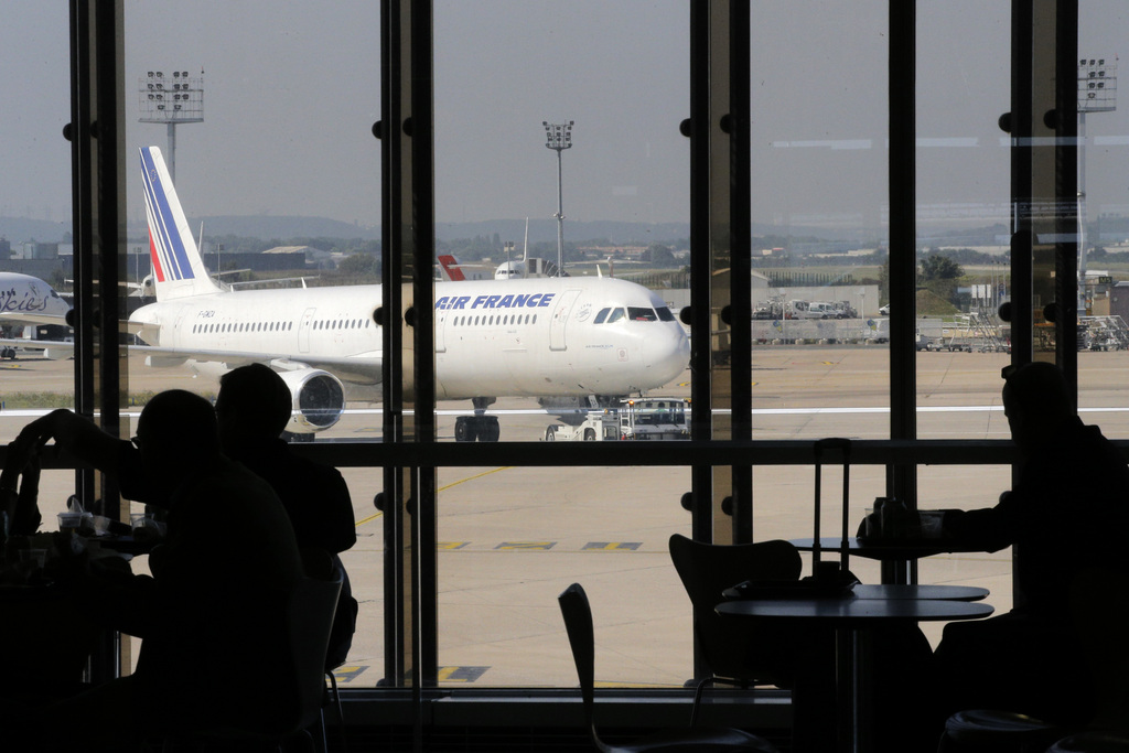 A J+4, la bataille entre les pilotes d'Air France et leur direction autour du développement de la filiale à bas coût de la compagnie, Transavia, était toujours vive jeudi. Six avions sur dix devaient rester bloqués sur le tarmac, comme les jours précédents.