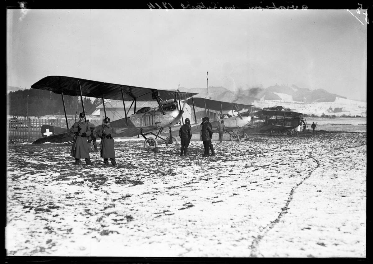 Terrain d'aviation à Berne en 1914: les difficiles débuts de la troupe.