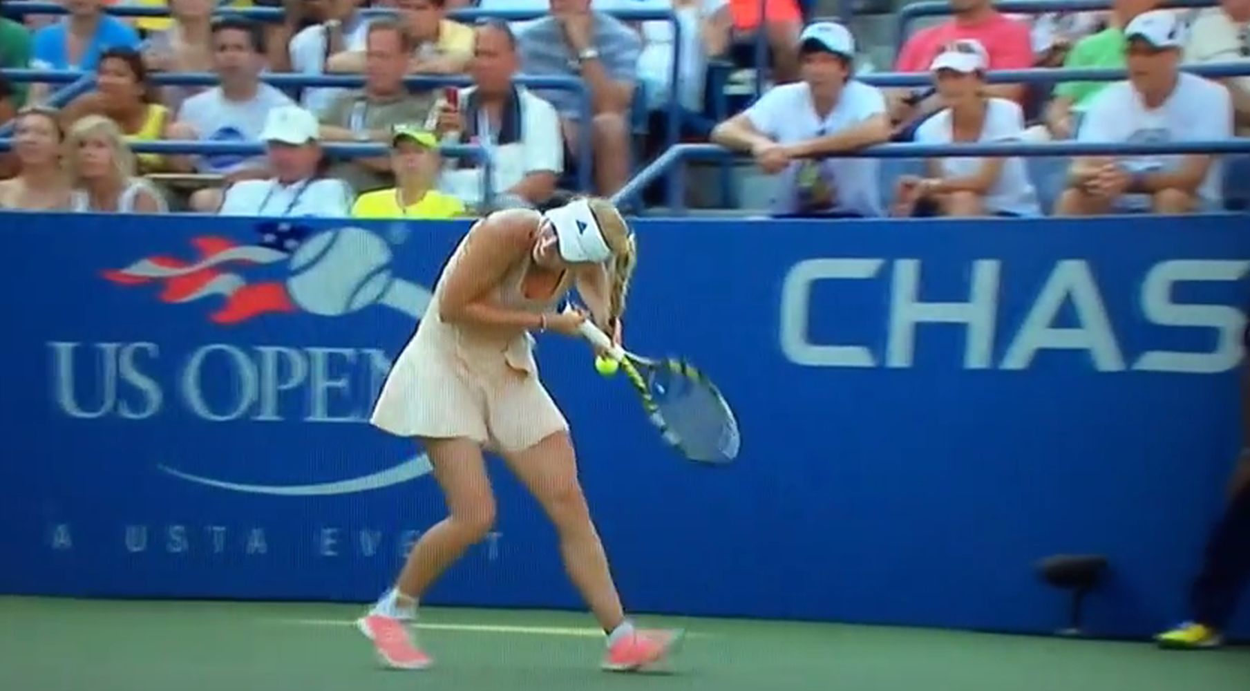 La joueuse s'est coincée sa jolie tresse blonde dans sa raquette.