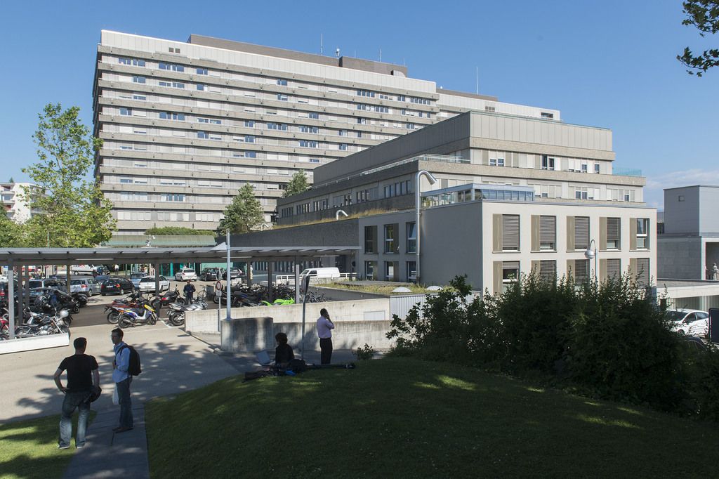 THEMENBILD ZUM ERSTEN EBOLA VERDACHTSFALL IN DER SCHWEIZ --- The Lausanne University Hospital (the ''CHUV'') in Lausanne, Switzerland, Monday, June 16, 2014.  (KEYSTONE/Sandro Campardo)