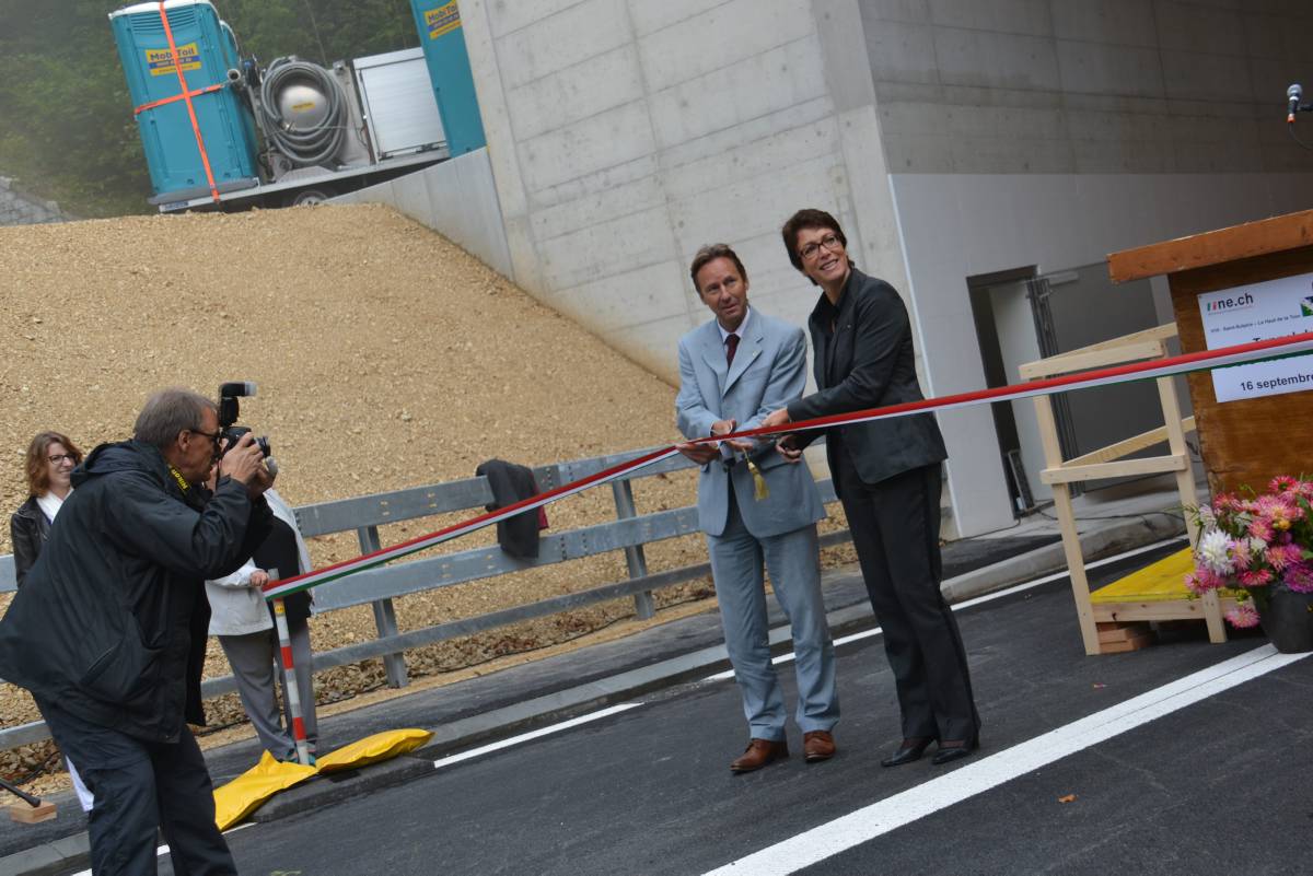 Le conseiller d'Etat Alain Ribaux et la présidente de Val-de-Travers Chantal Brunner ont coupé le ruban, devant le tunnel du Bois des Rutelins.