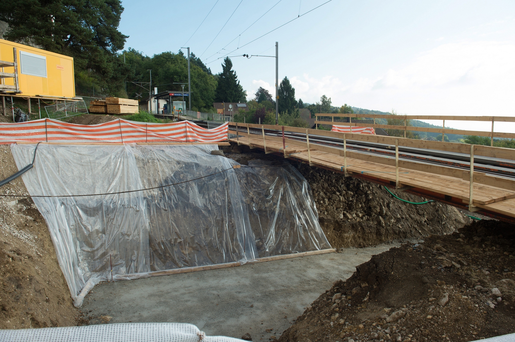 Les CFF n'ont pas attendu la réponse (négative en l'occurrence) de la commune de Rochefort pour entreprendre les travaux à la halte de Montmollin-Montezillon.

Montmollin, 22 09 2014
? Photo David Marchon