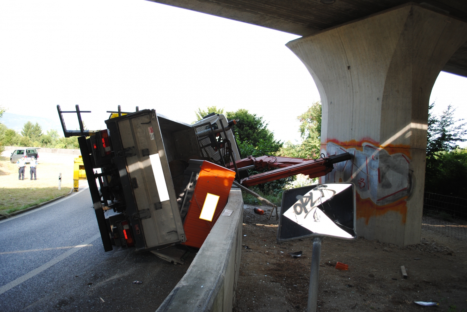 Un camion-grue a percuté un pont autoroutier vendredi.