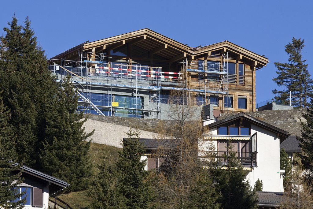 Die im Rohbau fertiggestellte Doppelvilla "Bellavista A" des Schweizer Tennisstars Roger Federer in Lenzerheide-Valbella, aufgenommen am Donnerstag, 15. November 2012. (KEYSTONE/Arno Balzarini)