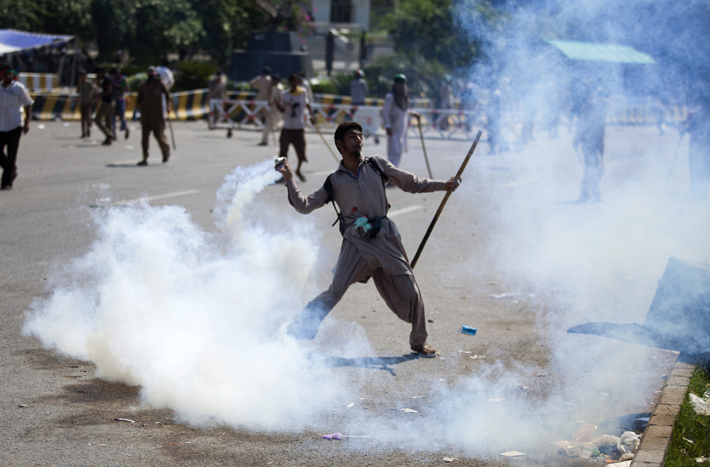 es affrontements ont éclaté lundi matin à Islamabad entre les manifestants qui réclament la démission du Premier ministre Nawaz Sharif et la police pakistanaise.