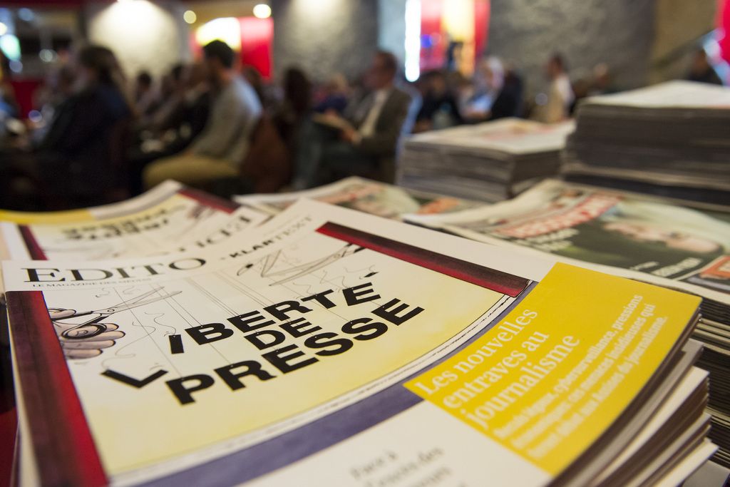 Des journaux sont photographies devant un debat de journalistes lors des troisiemes assises du journalisme d'impressum sur le theme "La Suisse et la liberte de la presse" ce mercredi 24 septembre 2014 a Lausanne. Les assises du journalisme sont organisees par les journalistes suisses avec Amnesty International, Presse Embleme Campagne, Reporters sans frontieres, la Federation europeenne des journalistes et l'Universite de Fribourg. (KEYSTONE/Jean-Christophe Bott)