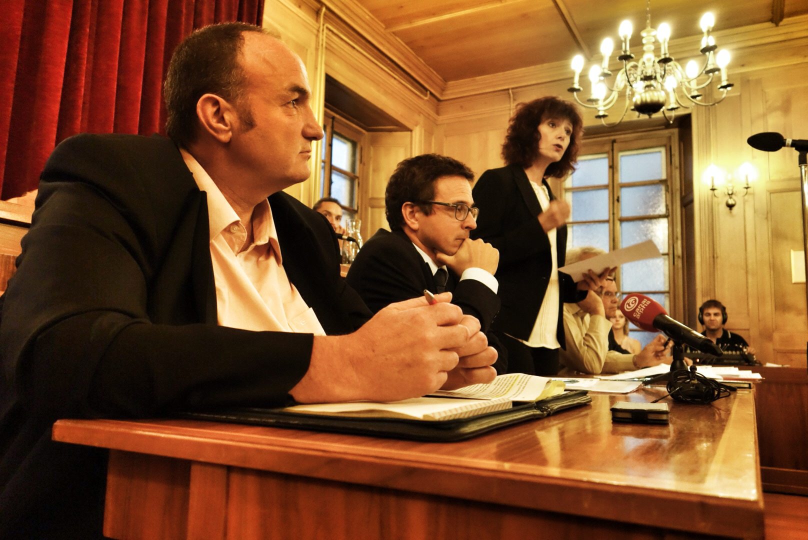 Le Conseil communal de La Chaux-de-Fonds, avec Jean-Charles Legrix au premier plan et Nathalie Schallenberger délivrant son message.