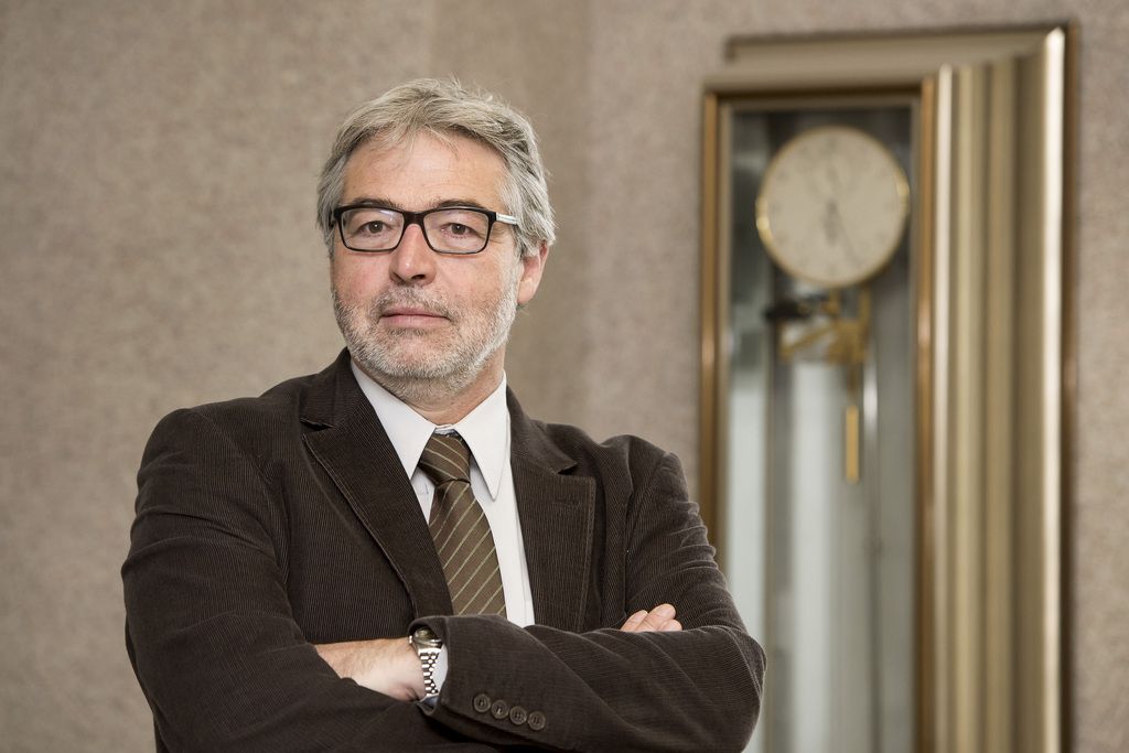 Francois Matile, secretaire general de la convention patronale de l'industrie horlogere suisse (CPIH), pose pour le photographe devant une horloge ce mardi 30 septembre 2014 a La Chaux-de-Fonds. (KEYSTONE/Jean-Christophe Bott)....Fran?ois Matile, Generalsekretaer des Arbeitgeberverband der Uhrenindustrie (CPIH), posiert vor einer Uhr in La Chaux-de-Fonds, am DIenstag, 30. September 2014. (KEYSTONE/Jean-Christophe Bott)