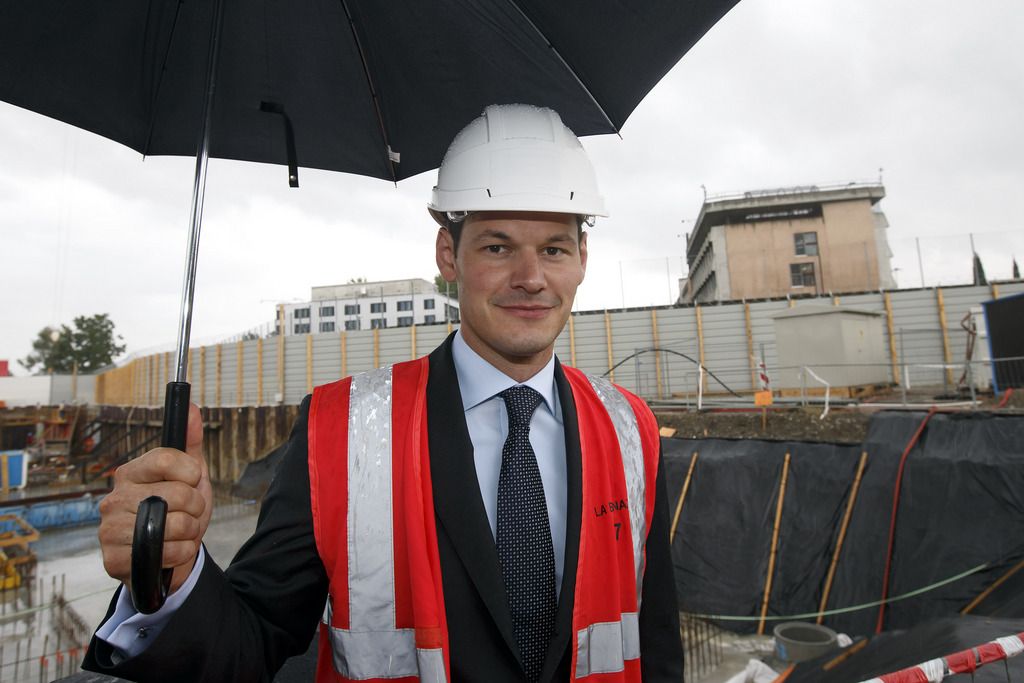 Le conseiller d'Etat genevois Pierre Maudet quitte le chantier de la Brenaz +100 a l'issue de la ceremonie de pose de la premiere pierre de l'etablissement penitentiaire Brenaz +100, vers la prison de Champ-Dollon, ce mardi 26 aout 2014 a Puplinge vers Geneve. (KEYSTONE/Salvatore Di Nolfi)