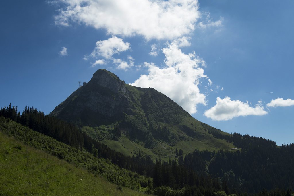 Des vents tempétueux ont décoiffé quelques sommets comme ici le Moléson en Suisse durant la seconde moitié de la nuit de jeudi à vendredi. Ils ont soufflé à plus de 100 km/h dans les montagnes et entre 50 et 80 km/h en plaine.