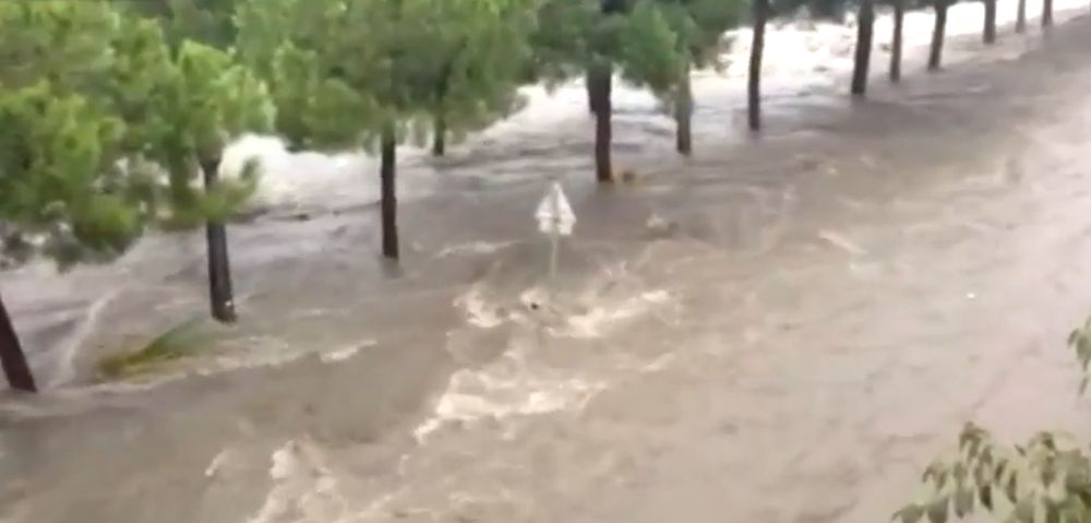 A Montpellier, le Lez, sorti de son lit, a envahi des voies de circulation.