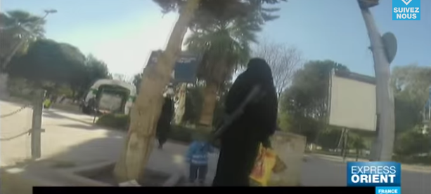 Une femme a filmé les rues de Rakka, fief de l'Etat islamique en caméra cachée.