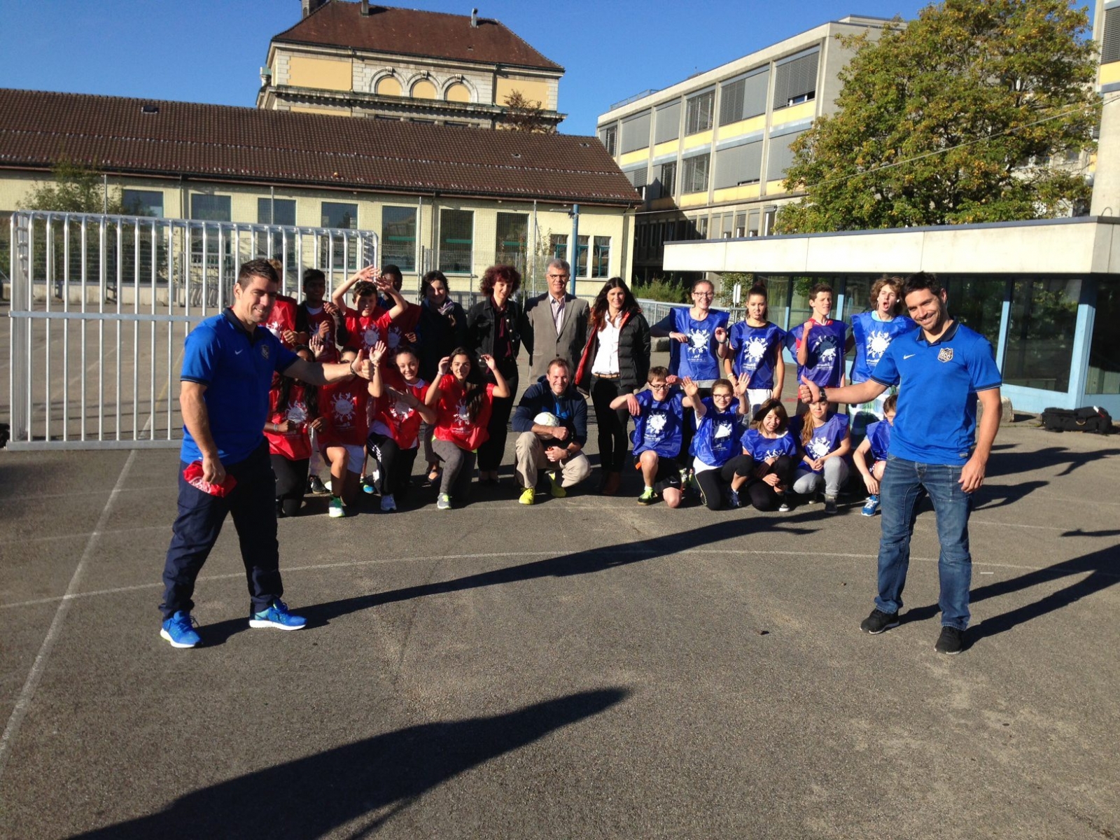 Photo de famille de la 11Mo112 sur les toits des halles de sports de Numa-Droz, avec les attaquant du HCC Michael Neiniger et Dominic Forget et le Service de la santé de la Ville de La Chaux-de-Fonds.