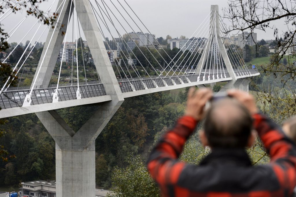 Le public observe les premieres voitures franchissant Le Pont de la Poya photographie ce dimanche 12 octobre 2014 a Fribourg. D'une longueur de 851,6 metres, le Pont de la Poya a ete ouvert a la circulation aujourd'hui. (KEYSTONE/Laurent Gillieron)