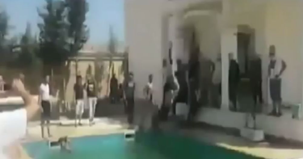Sur une vidéo mise en ligne sur le site de partage YouTube, l'on peut voir des dizaines de Lybiens , pénétrer dans l'annexe de l'ambassade US de Tripoli vide, puis se baigner dans la piscine.