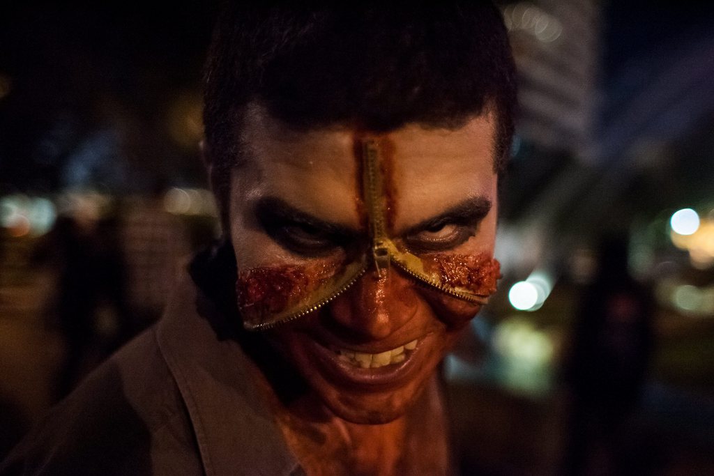 epa03457178 Hundreds of people dressed up as zombies take part in a march and showing off their costumes in the sixth annual 'Zombie March', at the Plaza Altamira in downtown Caracas, Venezuela, 03 November 2012.  EPA/MIGUEL GUTIERREZ