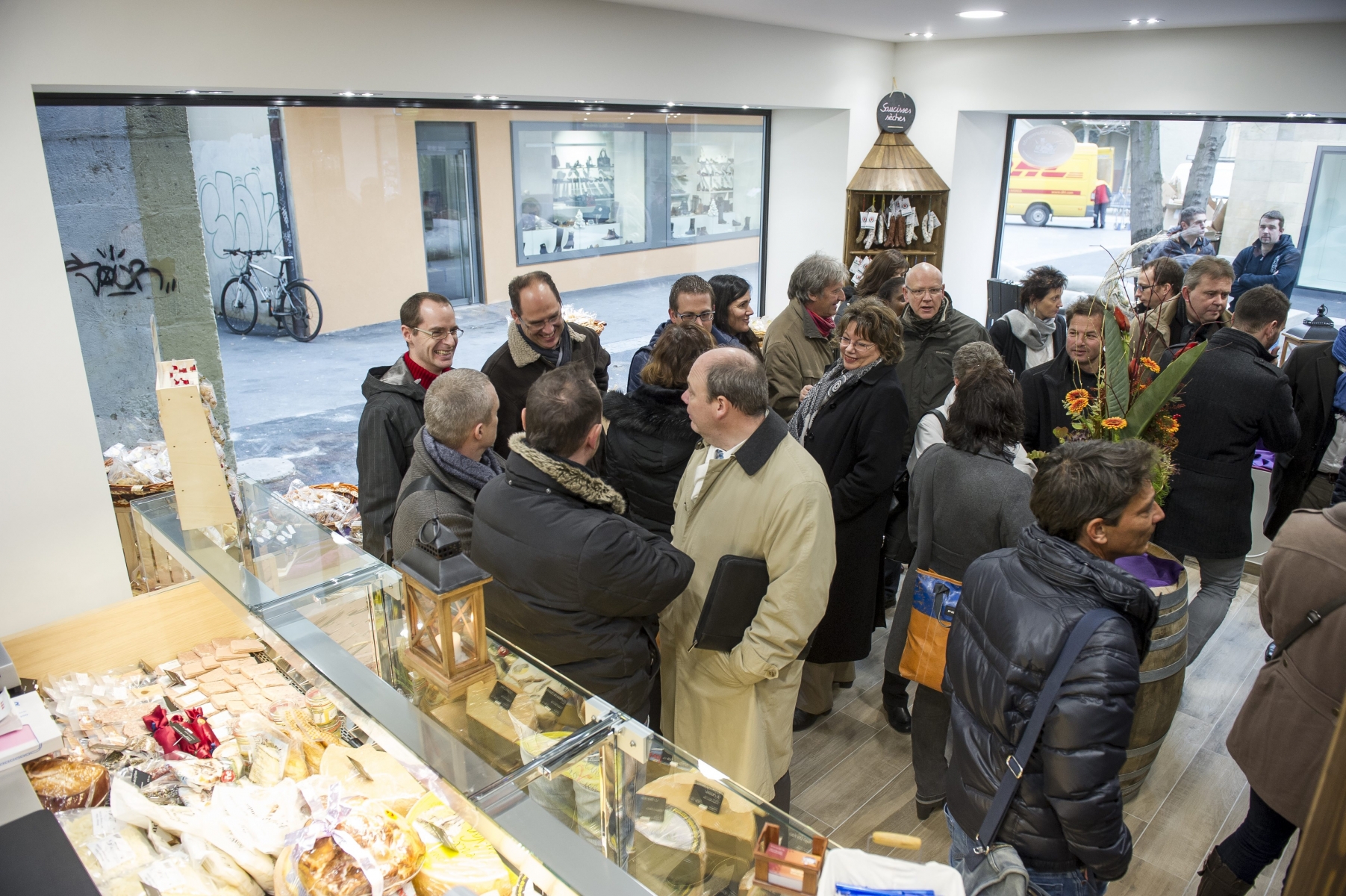 "Aux Paniers Gourmands" offre des spécialités de nos régions et du terroir sur la place du Coquillon.