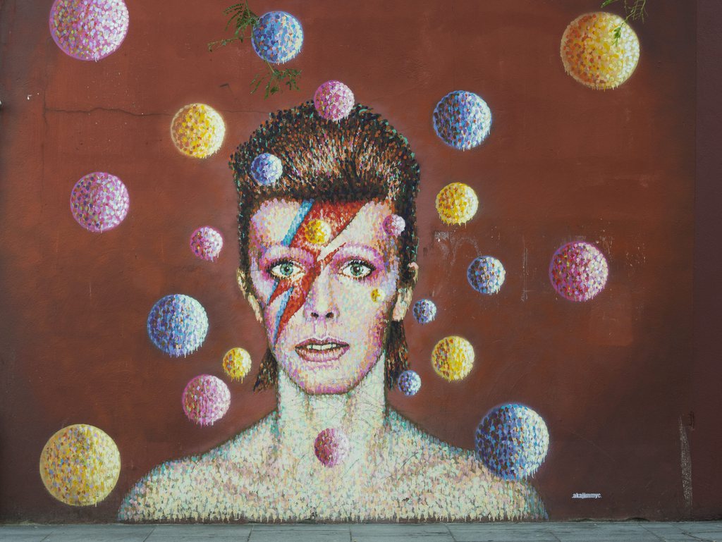 epa04374089 A mural depicting British musician, David Bowie is seen in south London, Britain, 29 August 2014.  EPA/FACUNDO ARRIZABALAGA