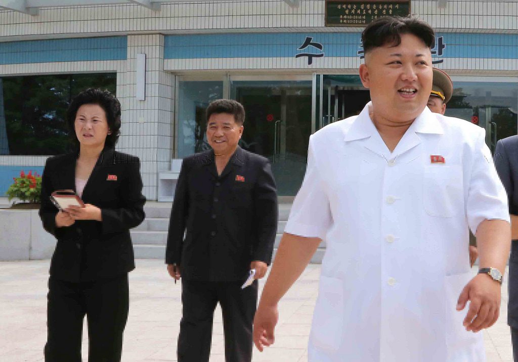Kim Yo-Jong, ici à la gauche de son grand frère Kim Jong-Un, est directrice adjointe du comité du parti unique.
