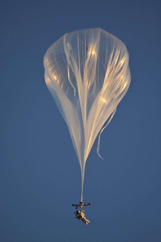 epa04462549 An undated handout picture released by Paragon Space Development Corporation on 24 October 2014 shows Alan Eustace, Google senior Vice-President during a test flight on a helium ballon somewhere in New Mexico, USA. Google executive Alan Eustace broke the world altitude record by parachuting from more than 40 kilometres above the earth in a space suit, officials confirmed on 24 October 2014. A helium balloon carried Eustace to an altitude of 41,419 metre above the US state of New Mexico. His free fall broke the sound barrier, reaching a peak velocity of 1,320 kilometres per hour, the Paragon Space Development Corporation said.  EPA/Paragon Space Development  HANDOUT EDITORIAL USE ONLY/NO SALES