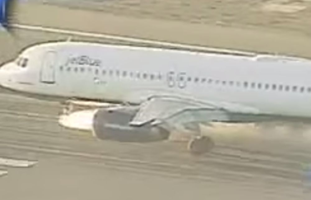 Le pilote de ce vol de JetBlue a posé son avion à la perfection à Los Angeles en dépit d'un train avant perpendiculaire à l'axe de roulement.