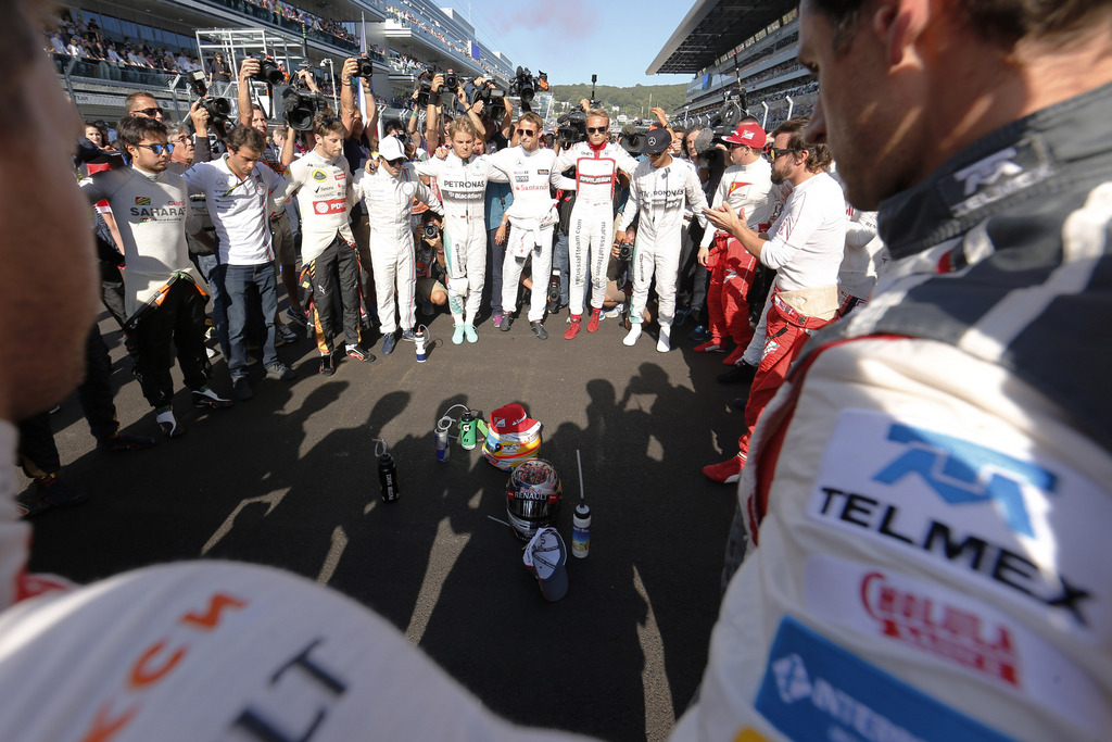 Nous devons à ses nombreux supporteurs (ici les pilotes de F1) de donner quelques nouvelles, aussi brèves soient-elles", explique la famille de Jules Bianchi.