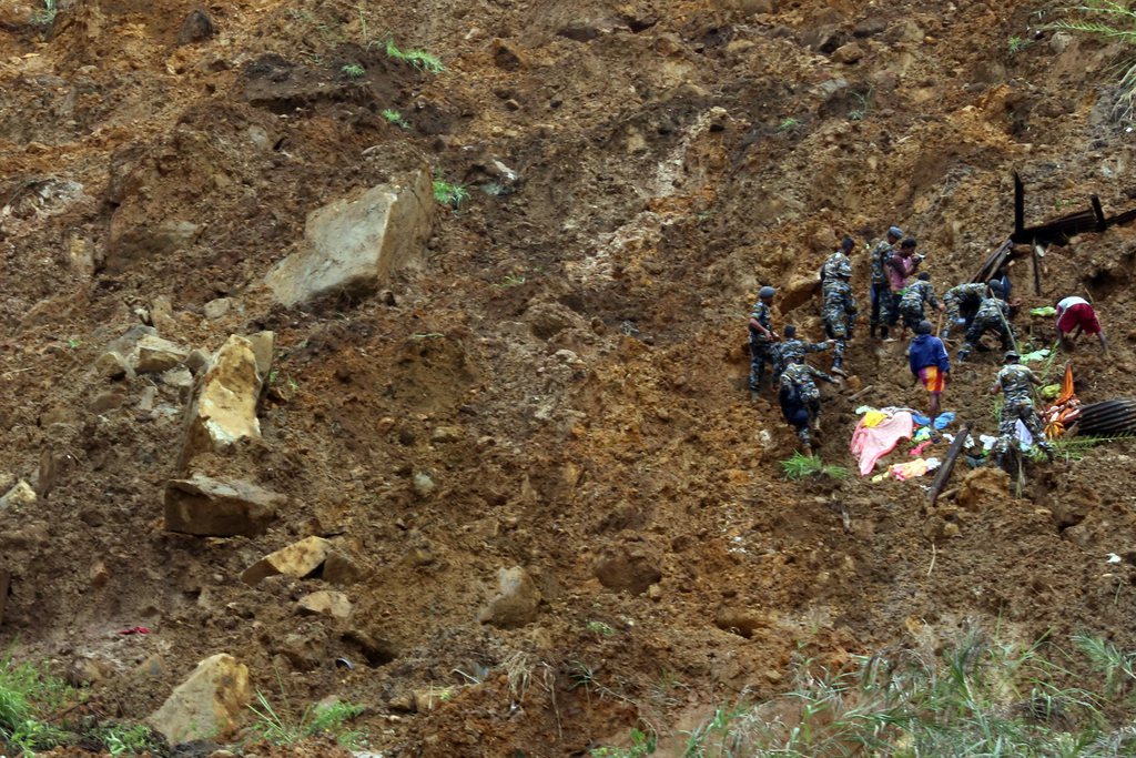 L'armée s'activait jeudi au Sri Lanka pour tenter de retrouver une centaine de personnes ensevelies par une coulée de boue dans une plantation de thé. L'espoir de sauver des vies était mince.