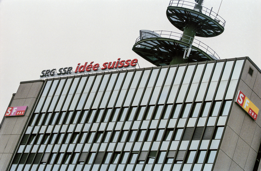 Das Fernsehstudio in Zuerich Leutschenbach mit dem neuen Logo 'SRG SSR idee suisse', aufgenommen am 26. Maerz 1999. (KEYSTONE/Walter Bieri)