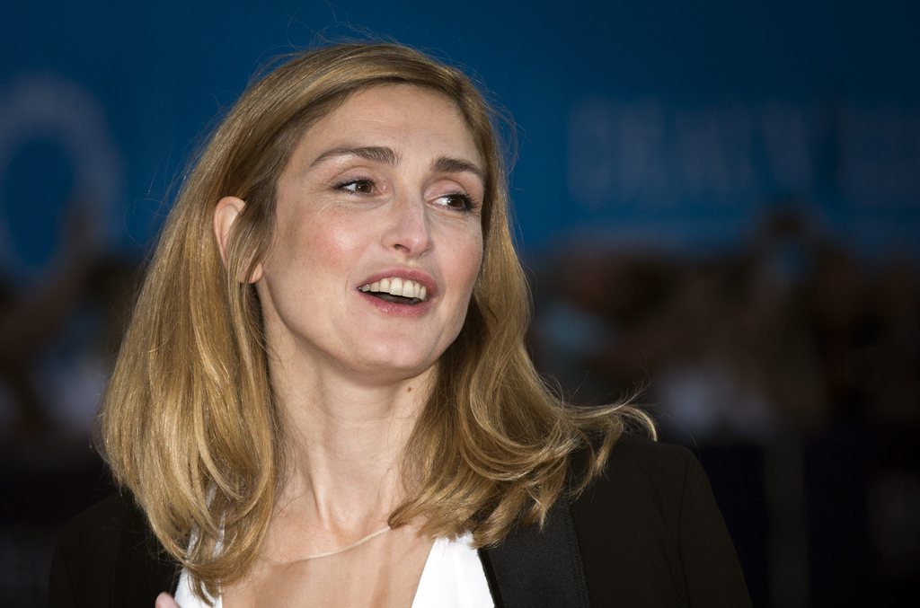 epa04397963 French actress Julie Gayet arrives for the screening of 'Get On Up' during the 40th annual Deauville American Film Festival, in Deauville, France, 12 September 2014. The movie is presented out of the official competition at the festival that runs from 05 to 14 September.  EPA/ETIENNE LAURENT