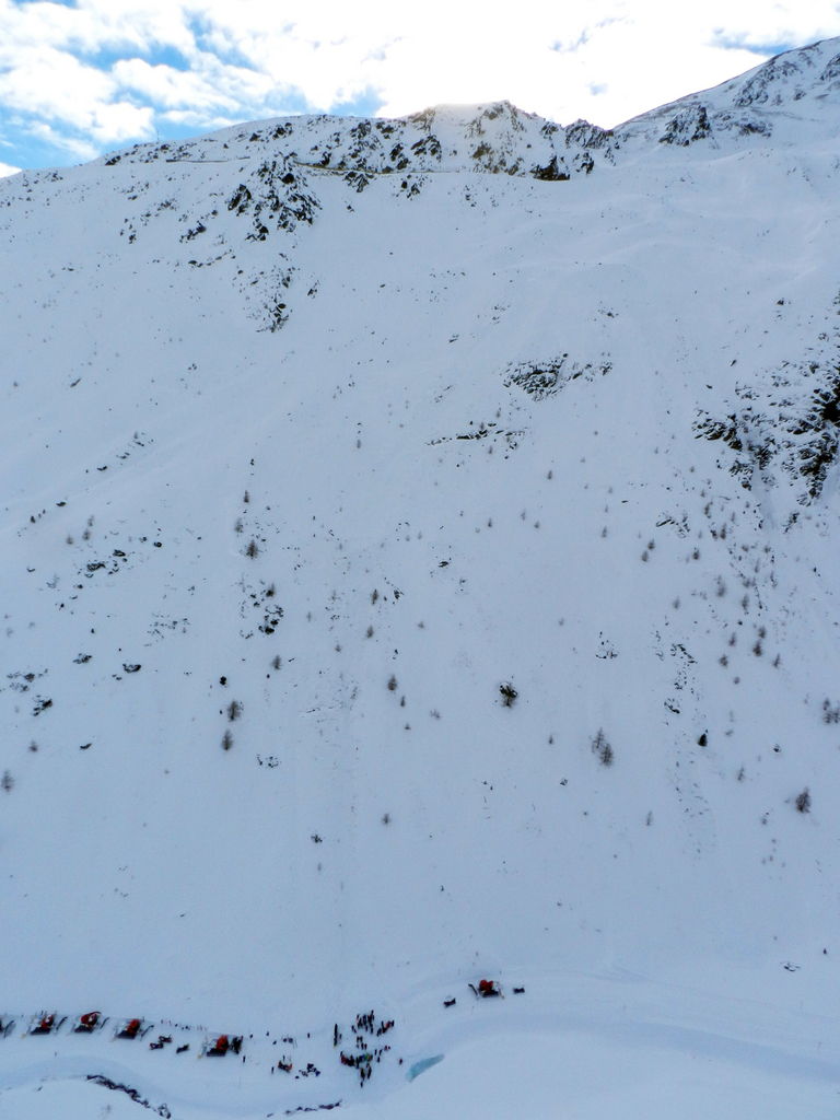 epa04547481 Picture shows the descent of the Avalanche in the district of Soelden, Tyrola, Austria, 05 January 2015. Two US skiers died at the area during a snowslide.  EPA/DANIEL LIEBL
