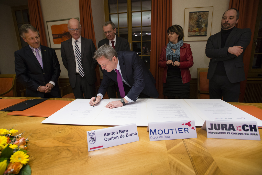 Maxime Zuber, le maire de Moutier, et les représentants des cantons de Berne et du Jura ont signé le document ce mercredi.
