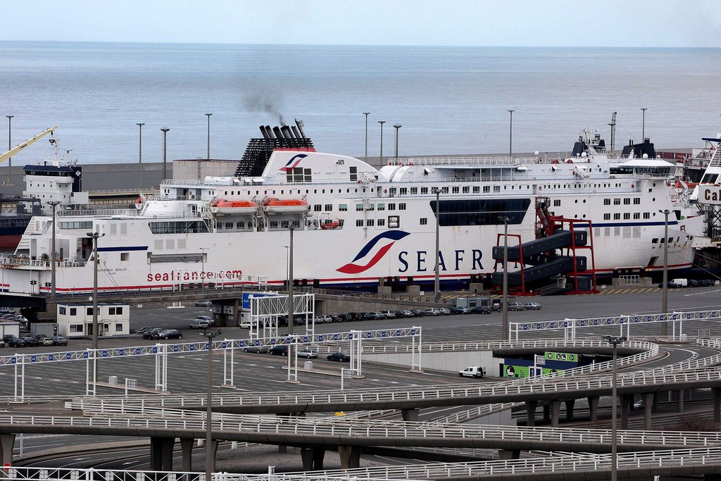 La décision de fermer le port a été prise à 08h10 après qu'un car-ferry avait commencé à manoeuvrer pour quitter le port avant de devoir renoncer en raison des rafales.