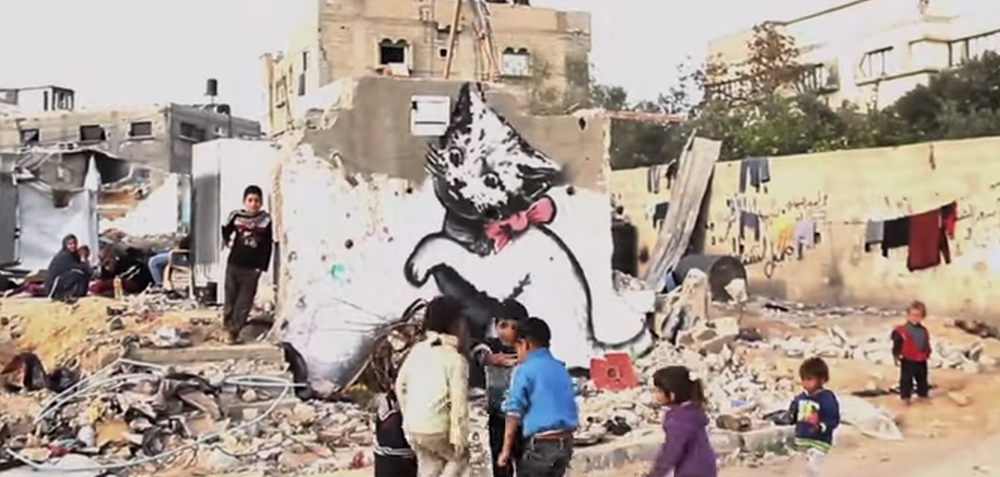 Le mystérieux graffeur s'est rendu dans la ville palestinienne en ruines et y a produit plusieurs oeuvres.