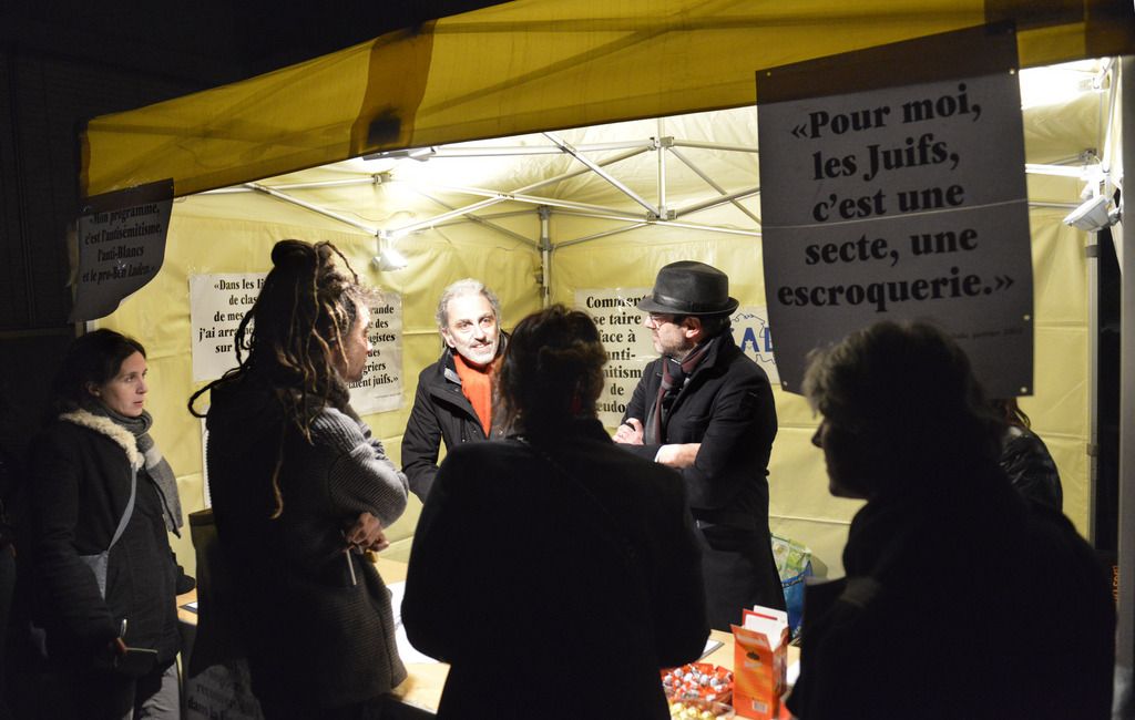 Members of the Organization against antisemitism and racism CICAD (Coordination intercommunautaire contre l'antisemitisme et le racisme) talk to visitors of their stand prior to the performance of the show "Asu Zoa" by controversial French comedian Dieudonne M'bala M'bala, in Nyon, Switzerland, Monday, February 3, 2014. Controversial French comedian Dieudonne, who made headlines earlier in the month after his comedy show was banned in several cities across France for its antisimitic content and also under police investigation for alleged money laundering and fraud performs three days in Nyon. (KEYSTONE/Christian Brun)