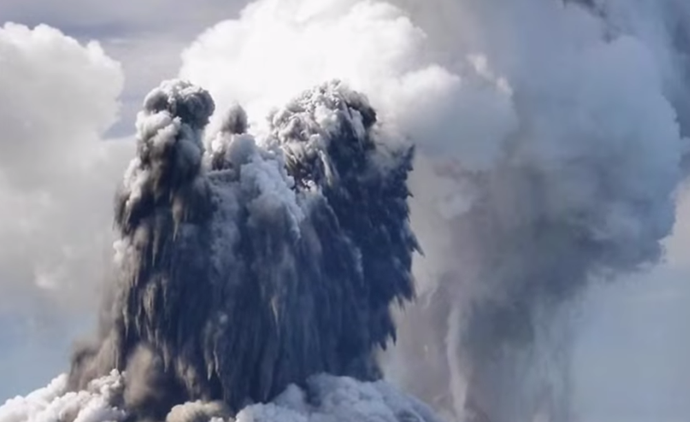 Le volcan, situé à environ 65 km au sud-ouest de la capitale du royaume, Nuku'alofa, s'est réveillé le 20 décembre pour la première fois en cinq ans.