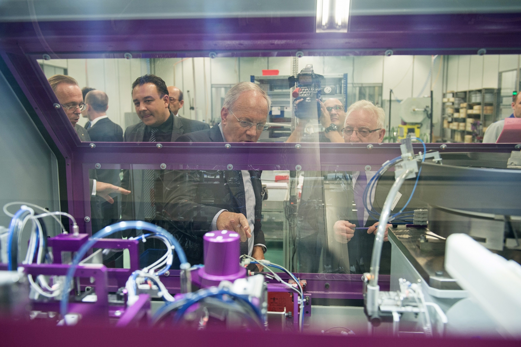 Le conseiller fédéral Johann Schneider-Ammann en visite il y a trois mois chez FKG Dentaire, à La Chaux-de-Fonds. Son CEO est aujourd'hui très inquiet des conséquences de la décision de la BNS.