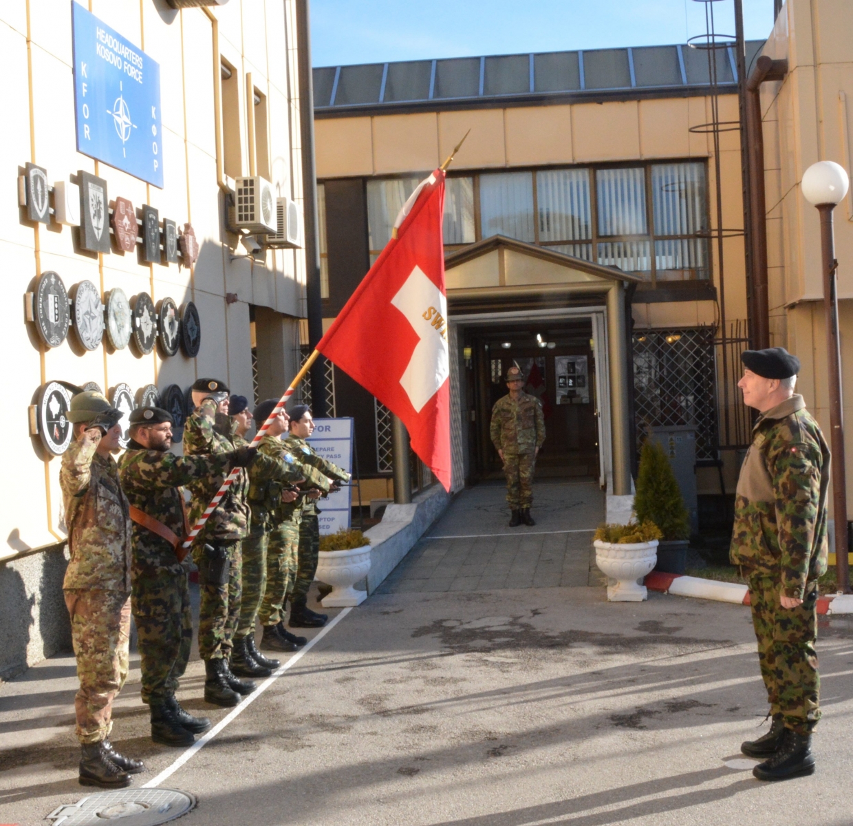 Le commandant de corps André Blattmann reçoit les honneurs au quartier général de la KFOR, à Pristina.