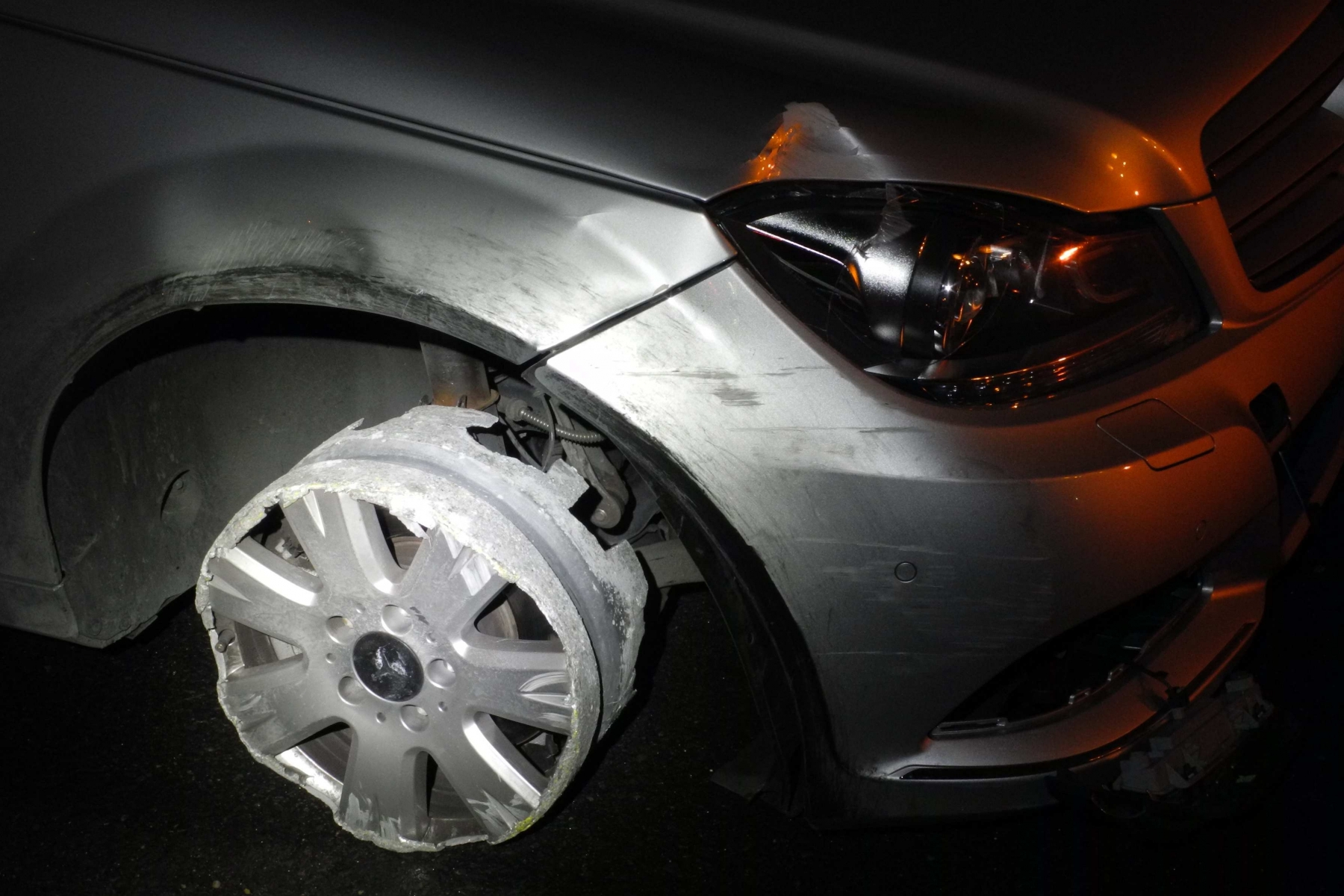 On ne connaît pas le taux d'alcoolémie de la conductrice, mais elle ne s'est pas rendu compte qu'il lui manquait un pneu.