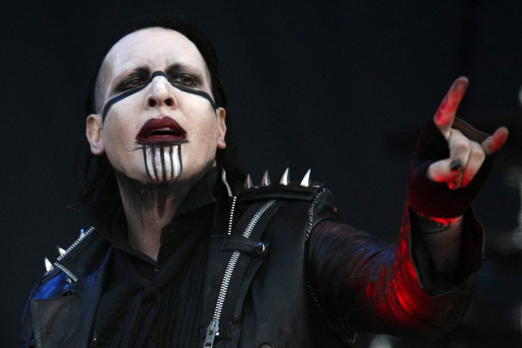 epa03466353 US singer Marylin Manson performs  in concert during the Maquinaria Music Festival at the Vizcachas in Santiago, Chile, 10 November 2012. The event runs on 10 and 11 November with appearances of 30 bands, amongst them Slayer, Marylin Manson and Kiss.  EPA/MARIO RUIZ