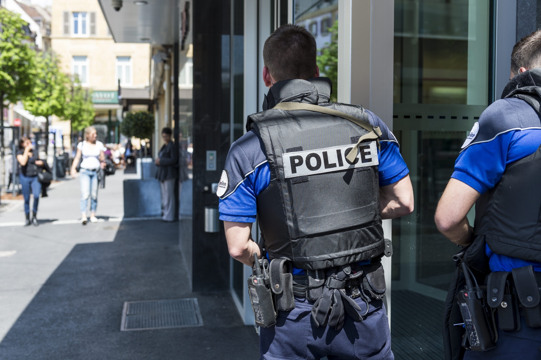 Moins de dix minutes après la transmission de l'alarme au centre-ville de Neuhchâtel, les policiers avaient pris position dans les alentours du commerce victime du braquage fictif.

Neuchatel, le 27.04.2015

Photo : Lucas Vuitel